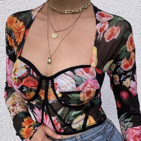 ✨ALL APPAREL $10✨Flower Print Mesh Crop Top - Picture 2 of 6